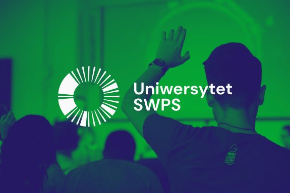 logotyp Uniersytetu SWPS. W tle, zdjęcie dyskusji na konferencji.