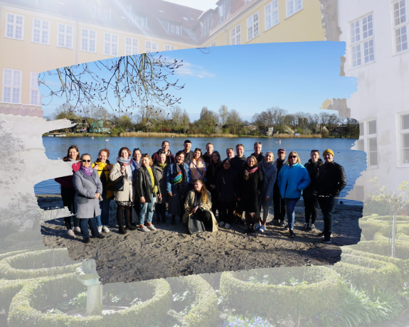 zdjęcie grupowe uczestników wizyty studyjnej z jeziorem w tle