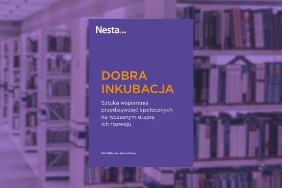 okładka ksiązki "Dobra inkubacja" na tle regałów bibliotecznych.