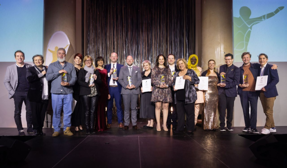 Grupa laureatów INNOVATION IN POLITICS AWARDS 2023 stojąca na scenie.