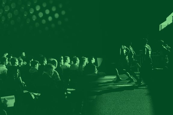 Kolaż łączący zdjęcie audytorium konferencyjnego i grupę biegaczy na maratonie