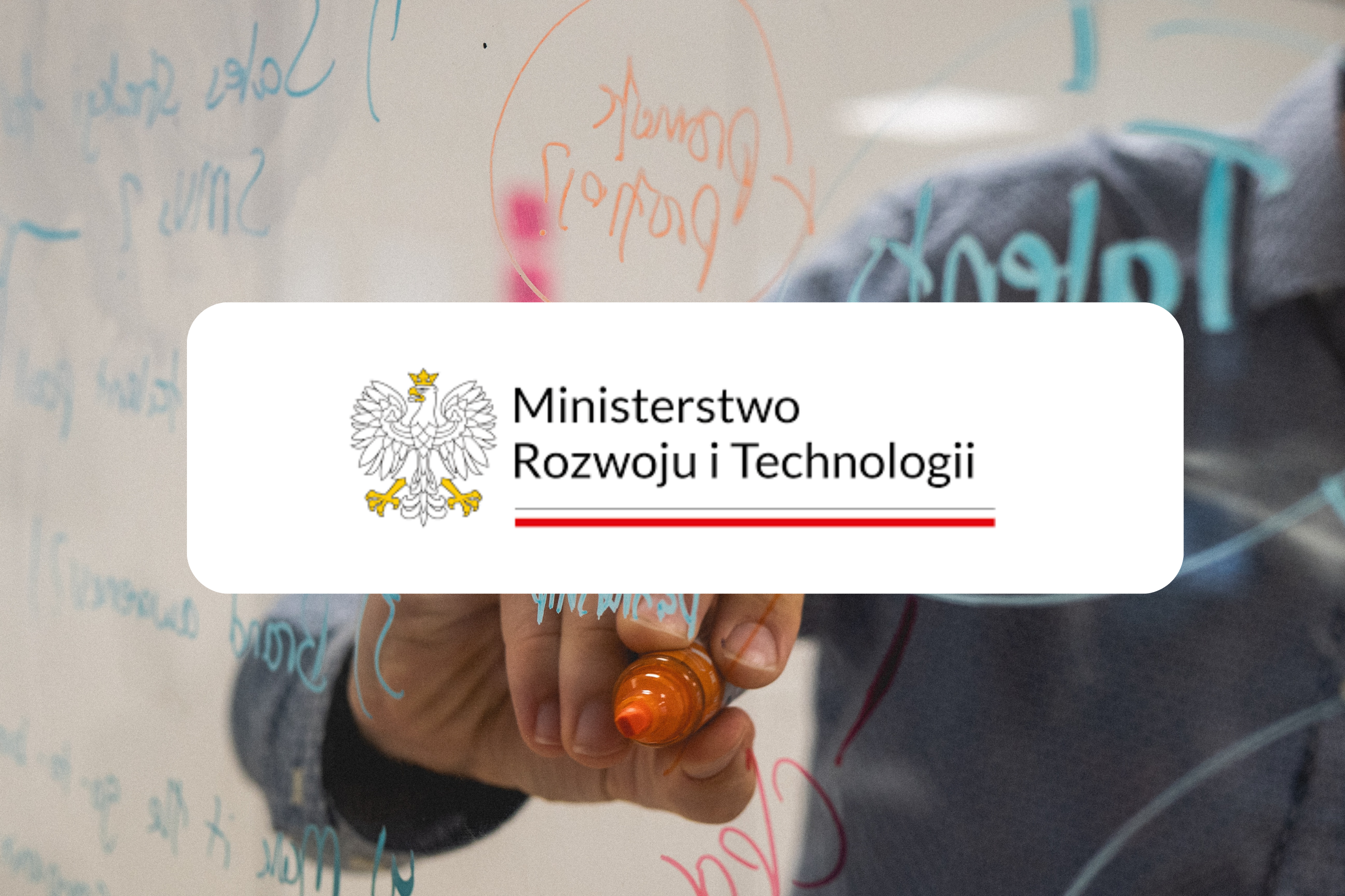 Logotyp Ministerstwa Rozwoju i Technologii. W tle sylwetka osoby rozpisującej jakiś schemat na szklanej tafli