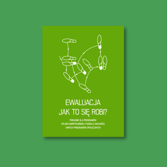 okładka publikacji "Ewaluacja. Jak to się robi?". Ilustracja okładki przedstawia schemat tanecznych - odrysowane ślady butów, połączone liniami, na zielonym tle