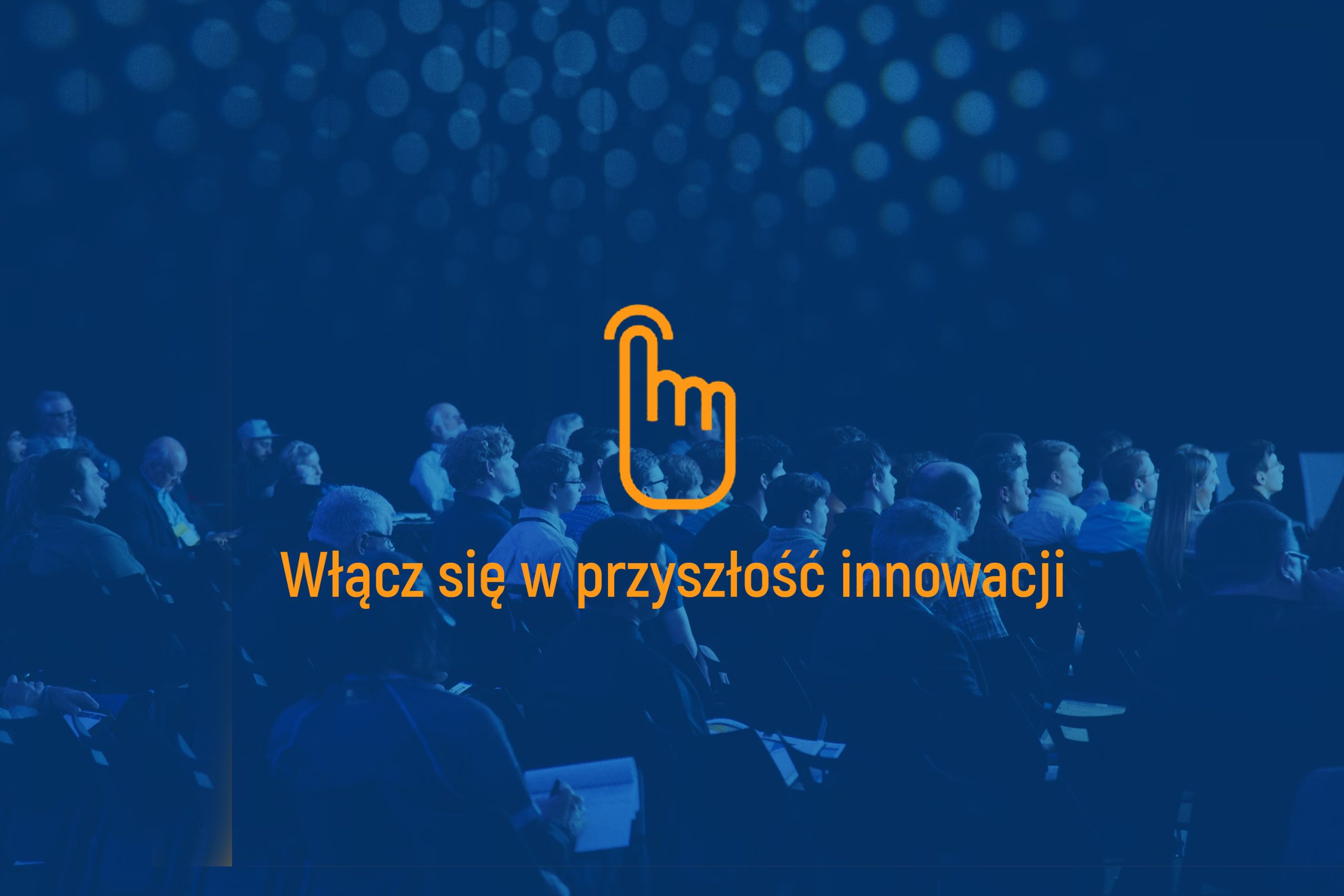 logo inkubatora Włącznik innowacji społecznych (dłoń wciskająca coś palcem wskazującym) oraz hasło "Włącz się w przyszłość innowacji. W tle sylwetki ludzi siedzących na konferencyjnej widowni.