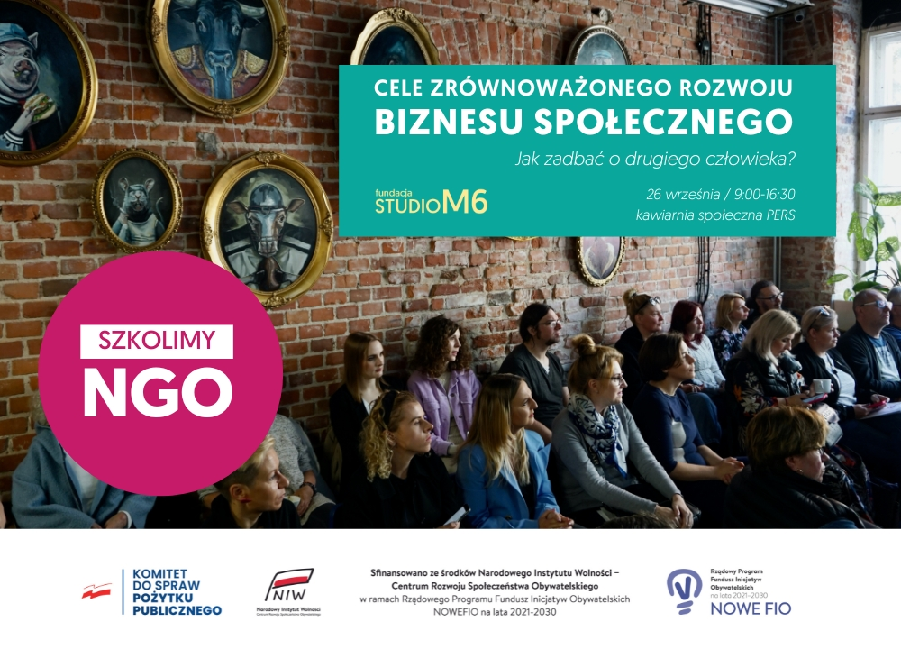 Zdjęcie przedstawia grupę zasłuchanych osób siedzących na tle ceglanej ściany z obrazami. Oprócz zdjęcia logotypy partnerów programu Szkolimy NGO oraz tytuł wydarzenia "Cele zrównoważonego rozwoju biznesu społecznego".