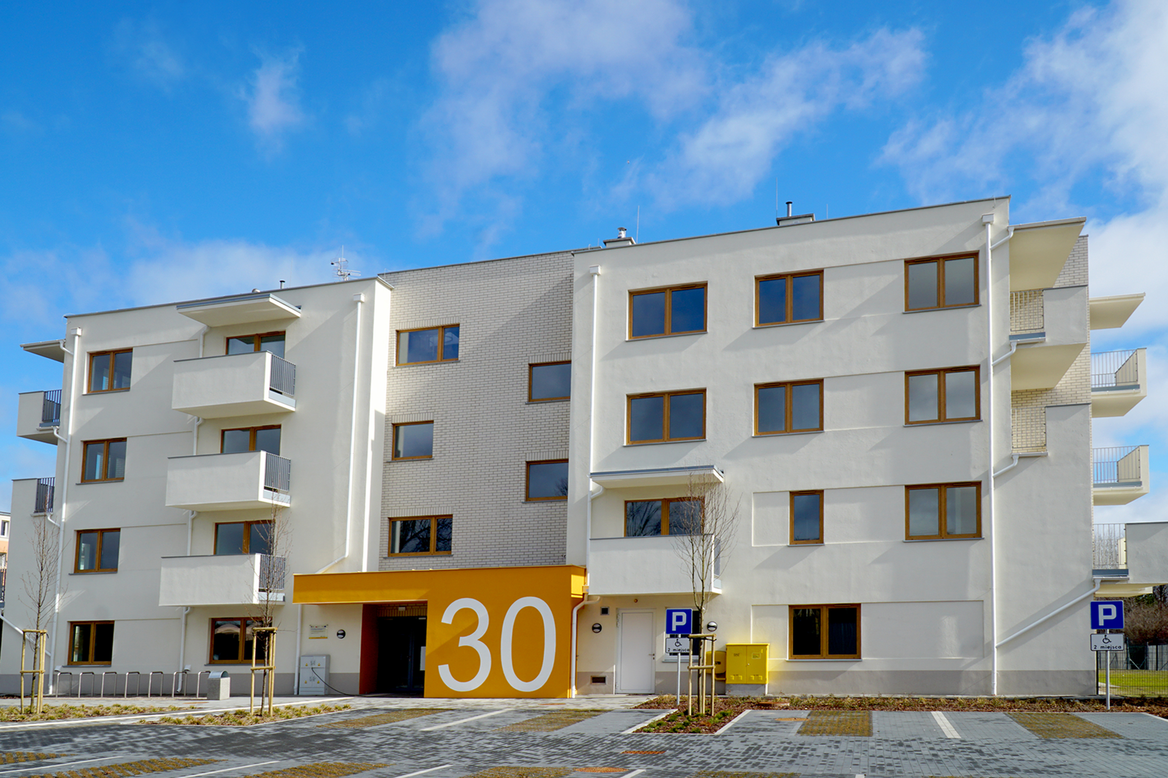 budynek z wyraźnym numerem 30