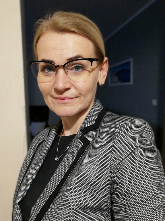 selfice kobiety w szarej marynarce robione przy świetle lampy