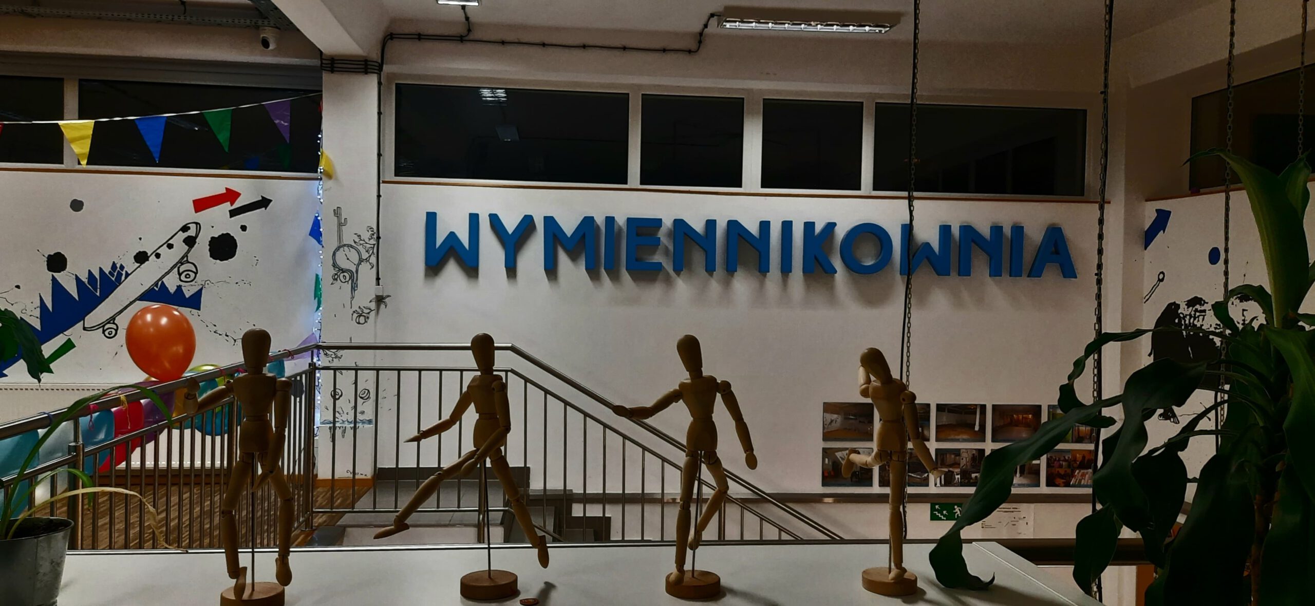 wnętrze budynku z napisem Wymiennikownia na ścianie