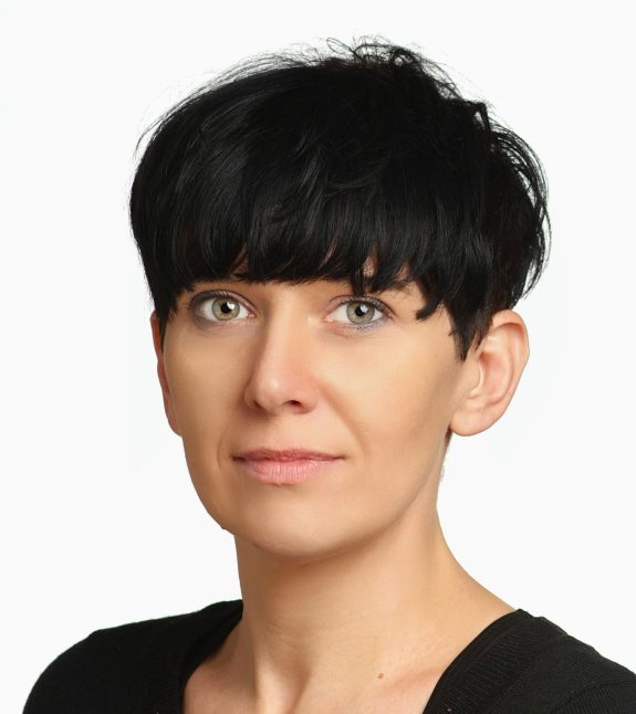 Zdjęcie kobiety z krótkimi włosami