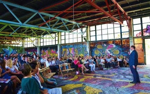 kolorowe industrialne wnętrze