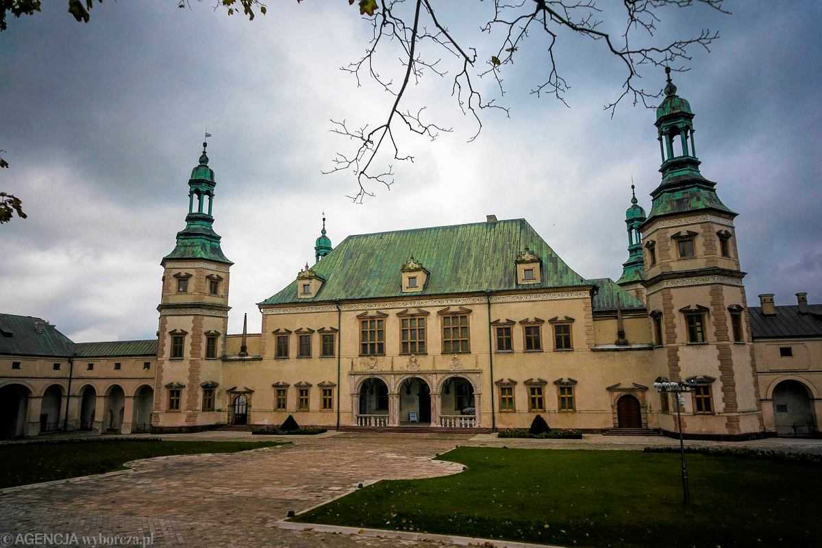 pałac o dwóch wieżach w bladym świetle